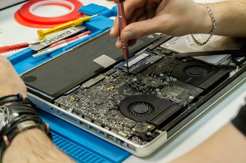 Мастер разбирает MacBook на рабочем коврике — «Apple-Sapphire», Земляной Вал ул., д.7 (офис 217)