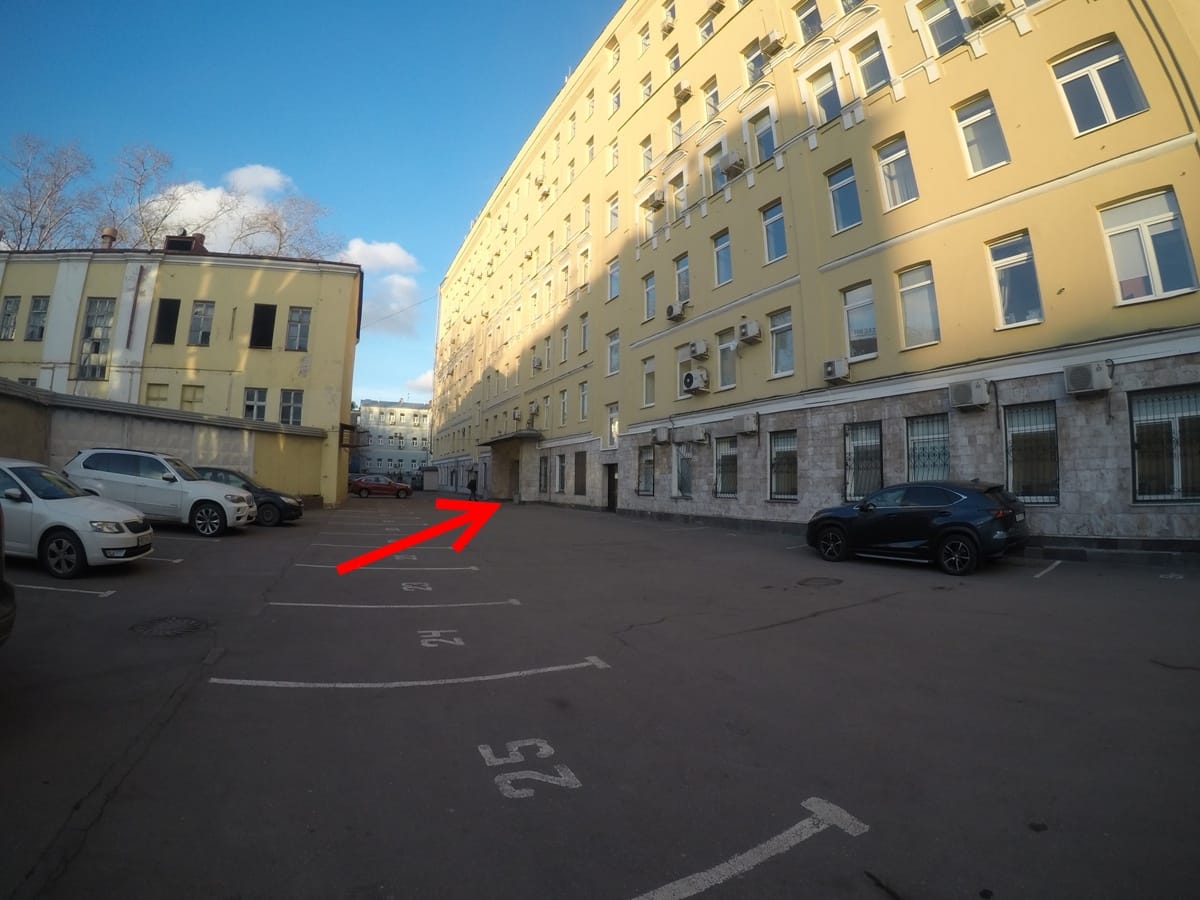 Двор у входа в мастерскую, стрелка к двери — «FotoRoot», Земляной Вал ул., д.64