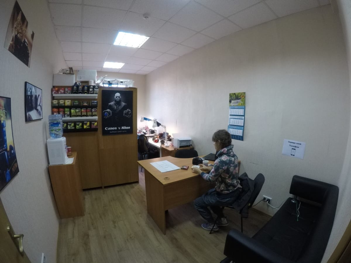 Зал приёма, сотрудник за стойкой — «FotoRoot», Земляной Вал ул., д.64