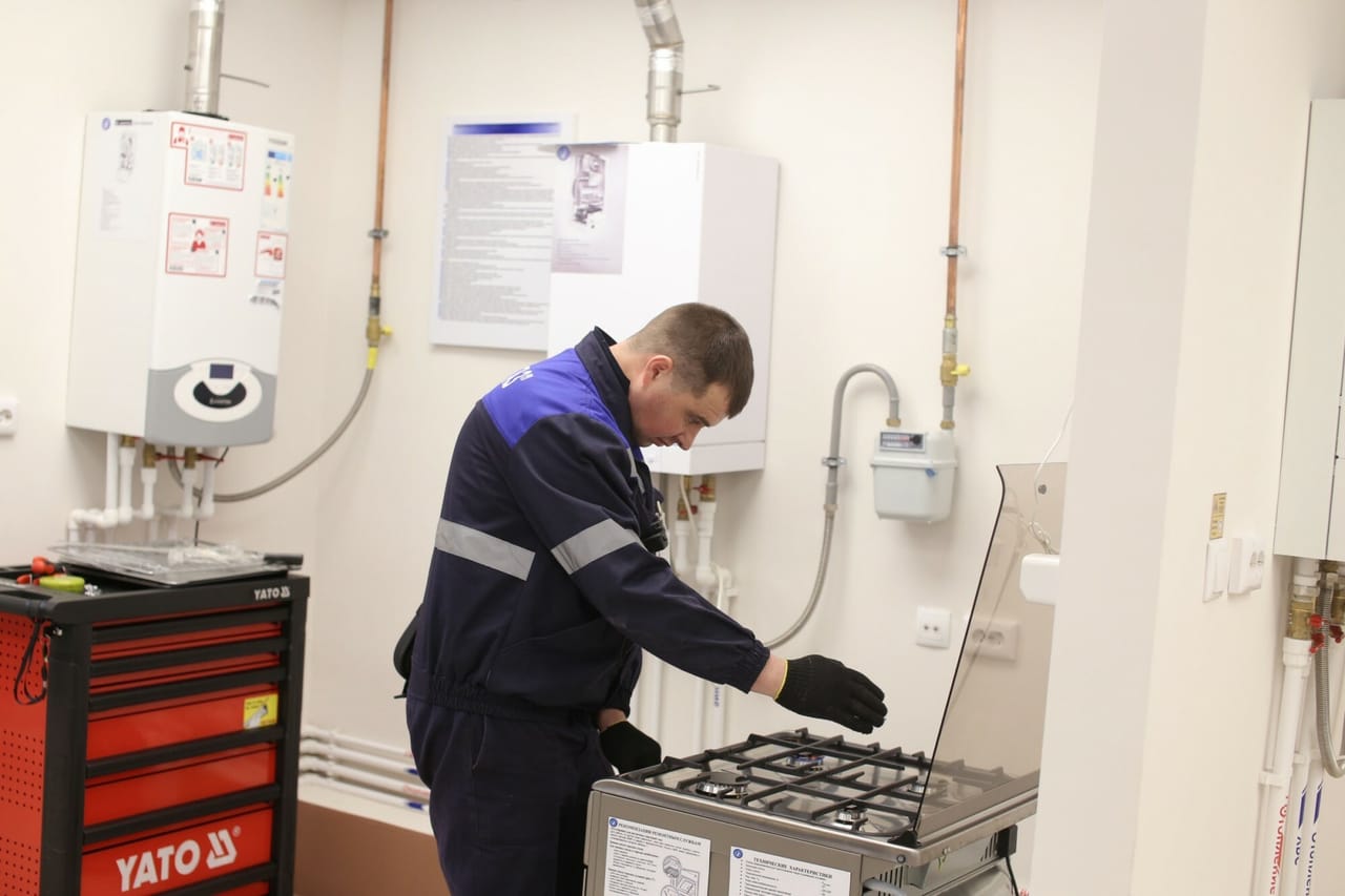 Мастер обслуживает газовую плиту — «Газ сервис», Северодвинская ул., д.13к1