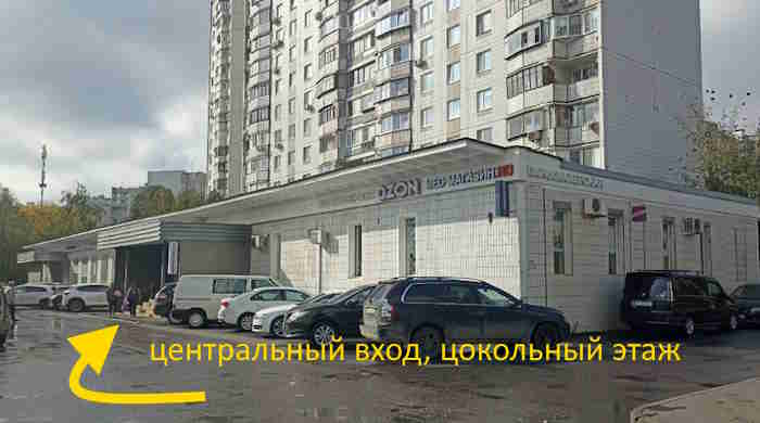 Здание, центральный вход в цокольный этаж — «Ником в Митино», Митинская ул., д.42