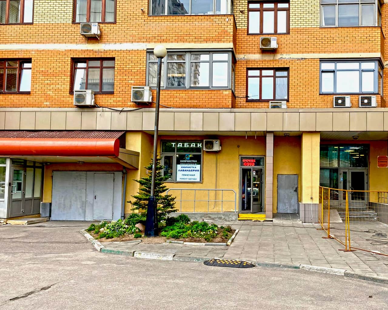 Вход в отделение на первом этаже жилого дома — «Ритмикс в Крылатском», Крылатские Холмы ул., д.37