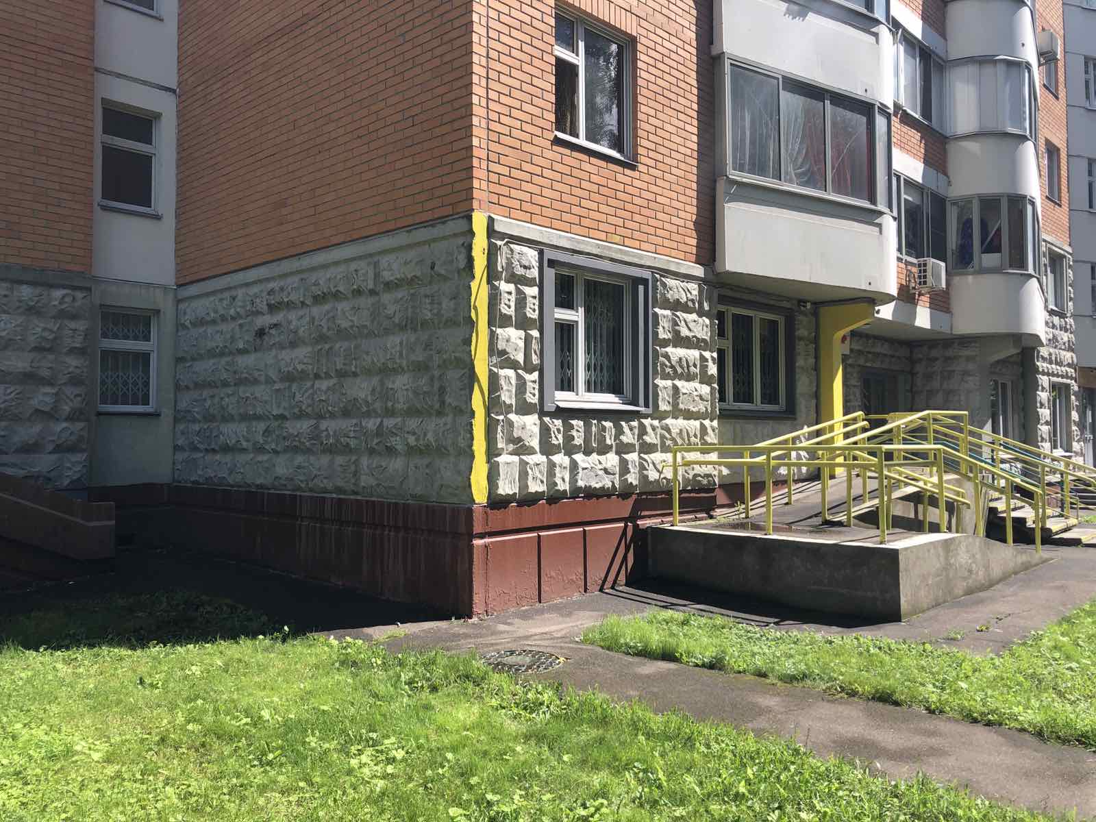 Вход в отделение с пандусом — «Ритмикс в Медведково», Студеный пр-д, д.12