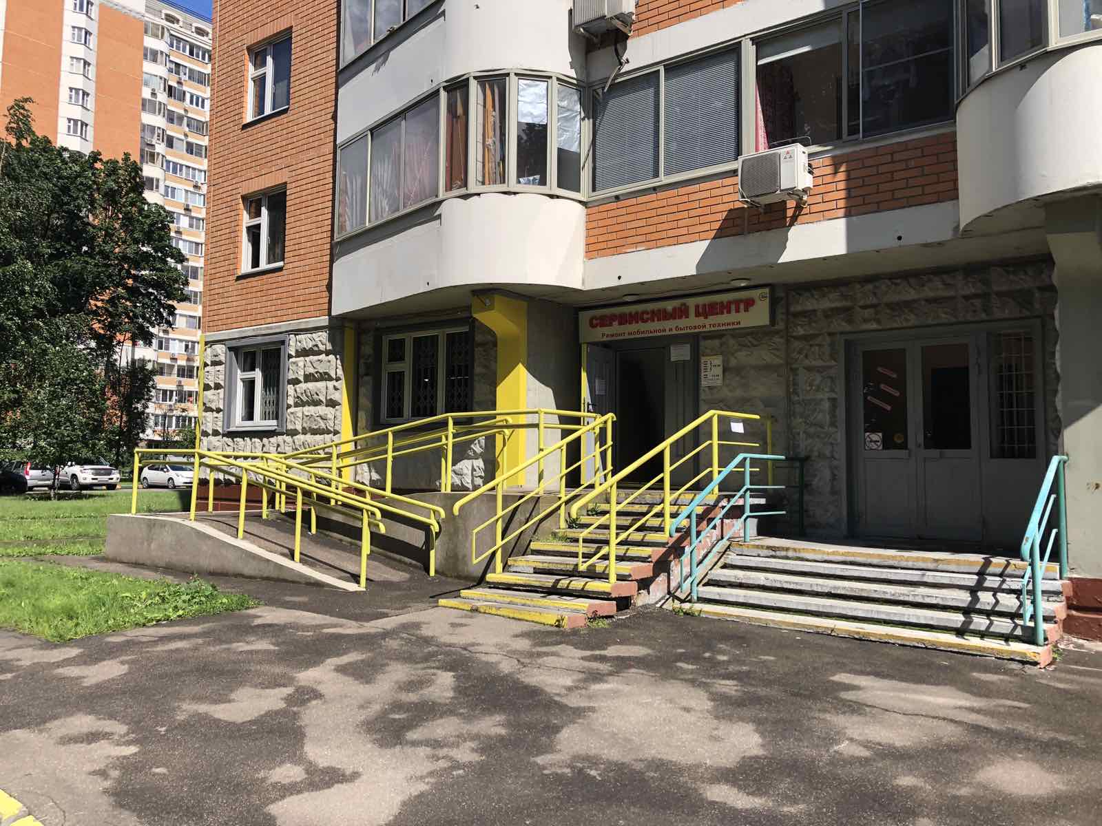 Вход с вывеской «Сервисный центр» — «Ритмикс в Медведково», Студеный пр-д, д.12