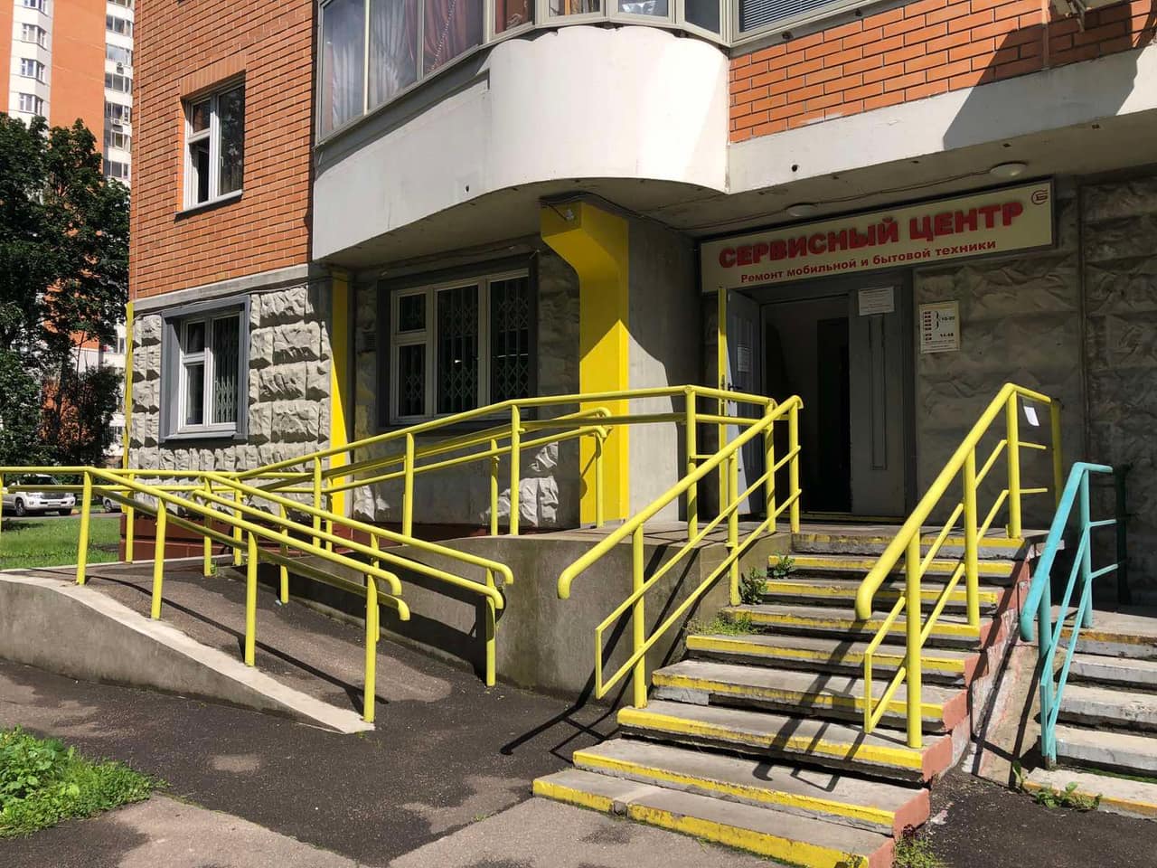 Вход с вывеской «Сервисный центр» и пандусом — «Ритмикс в Медведково», Студеный пр-д, д.12