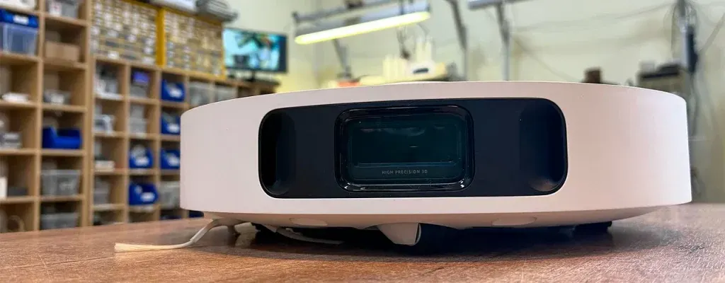 Робот-пылесос на верстаке в мастерской — «Service-Xiaomi. Горбушкин Двор», Гвоздева ул., д.7/4с1